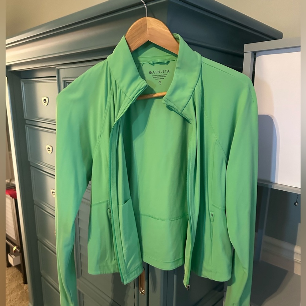 Athleta Salutation crop jacket yoga gym Women’s XL. Athleta: Valley Green